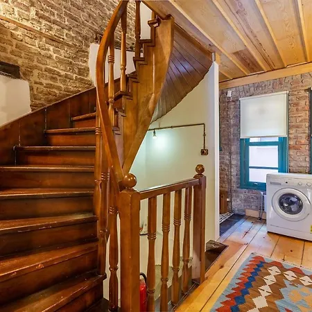 Апартаменты Historic House Surrounded By Popular Landmarks Of Golden Horn In Balat *