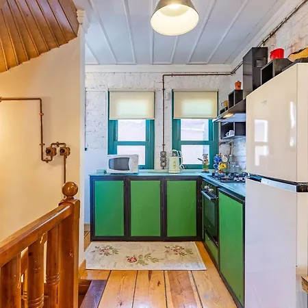 Historic House Surrounded By Popular Landmarks Of Golden Horn In Balat * Стамбул