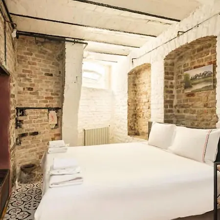 Апартаменты Historic House Surrounded By Popular Landmarks Of Golden Horn In Balat *