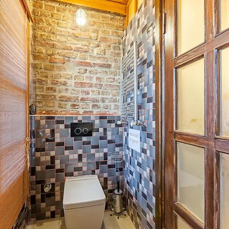 Апартаменты Historic House Surrounded By Popular Landmarks Of Golden Horn In Balat *