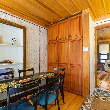 Historic House Surrounded By Popular Landmarks Of Golden Horn In Balat Стамбул