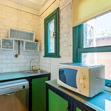 Апартаменты Historic House Surrounded By Popular Landmarks Of Golden Horn In Balat
