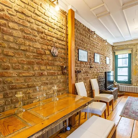 Historic House Surrounded By Popular Landmarks Of Golden Horn In Balat Стамбул