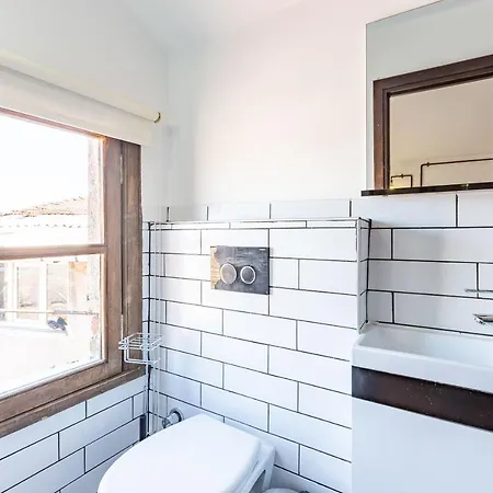 Апартаменты Historic House Surrounded By Popular Landmarks Of Golden Horn In Balat Стамбул