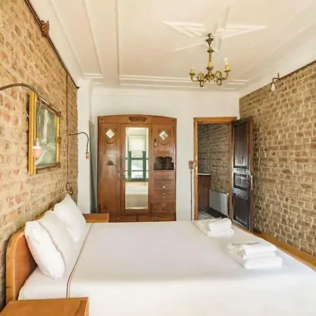 Апартаменты Historic House Surrounded By Popular Landmarks Of Golden Horn In Balat