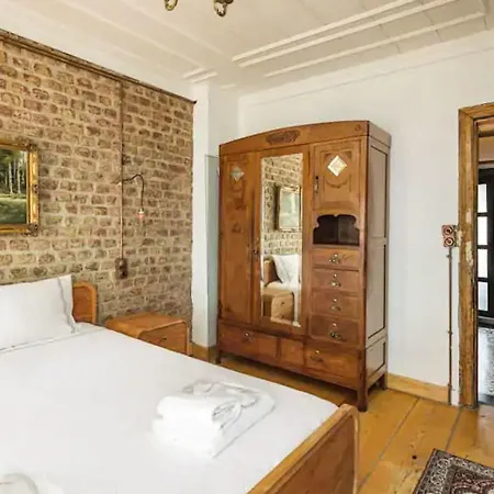 Апартаменты Historic House Surrounded By Popular Landmarks Of Golden Horn In Balat