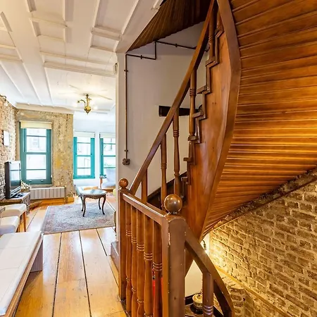 Historic House Surrounded By Popular Landmarks Of Golden Horn In Balat Стамбул